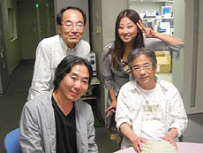 ライブ終わりの山本正之さんと、マルチクリエイターのとまとあきさん